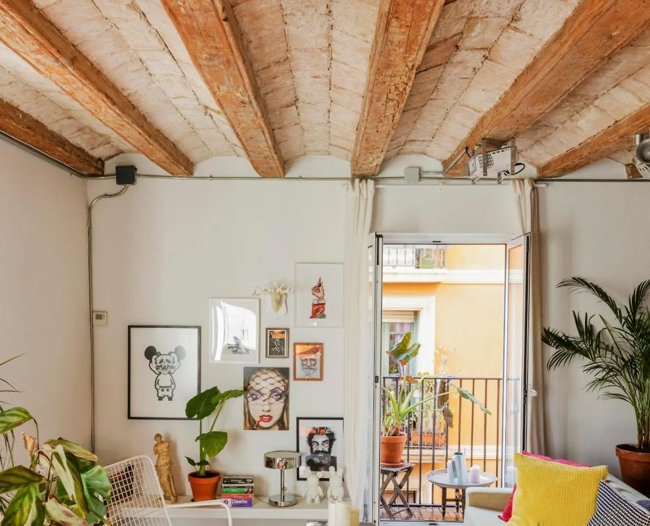 Artsy-Stylish Apartment In The Heart Of Barcelona